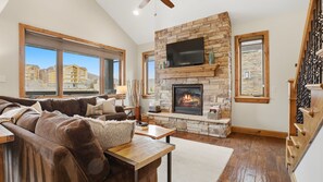 Smart TV, fireplace - Friends & Family Year-Round Retreat | Sleeps 12 + Hot Tub (Heber City)