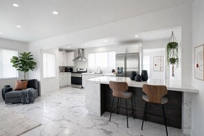 Geladeira, micro-ondas, fogão, cooktop