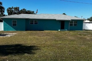 Exterior - A home away from home! (Bradenton)