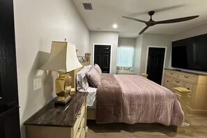 3 bedrooms, iron/ironing board, WiFi, bed sheets - A home away from home! (Bradenton)