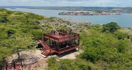 Spacious 4-bedroom house close lovely island Flores with AC
" Selva Maya Stay"