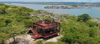 Spacious 4-bedroom house close lovely island Flores with AC
" Selva Maya Stay"