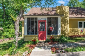 Exterior - Nana's Cottage! Downtown Branson! Walk to Landing! Pet-friendly! Vintage vibe! (Branson)