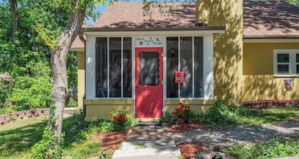 Nana's Cottage! Downtown Branson! Walk to Landing! Pet-friendly! Vintage vibe!