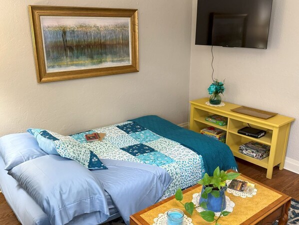 2 bedrooms, iron/ironing board, WiFi, bed sheets - Nana's Cottage! Downtown Branson! Walk to Landing! Pet-friendly! Vintage vibe! (Branson)