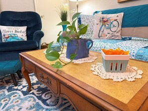 2 bedrooms, iron/ironing board, WiFi, bed sheets - Nana's Cottage! Downtown Branson! Walk to Landing! Pet-friendly! Vintage vibe! (Branson)