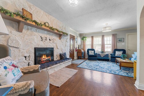 Nana's Cottage! Downtown Branson! Walk to Landing! Pet-friendly! Vintage vibe!