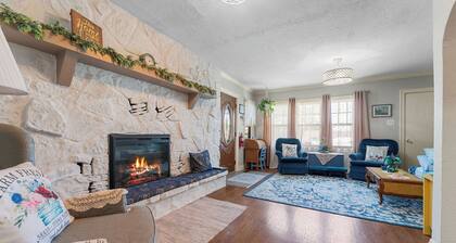 Nana's Cottage! Downtown Branson! Walk to Landing! Pet-friendly! Vintage vibe!