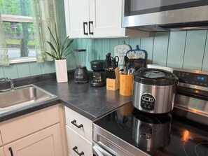 Microwave, oven, stovetop, dishwasher - Nana's Cottage! Downtown Branson! Walk to Landing! Pet-friendly! Vintage vibe! (Branson)