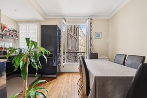 Dining - Vrbo Property (Paris)