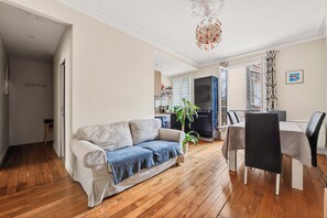 Living area - Vrbo Property (Paris)