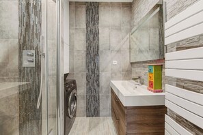 Bathroom - Vrbo Property (Paris)