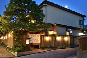 المنشأة من الخارج