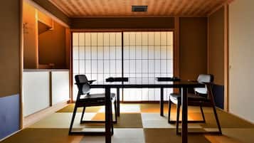 Deluxe Suite | Dining