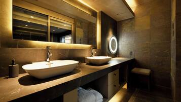 Deluxe Suite | Bathroom