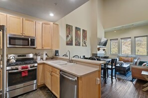 Private kitchen - Crestview 305B | Mountain View | Hot Tub | Pool | Near Outlets & Olympic Park (Park City)