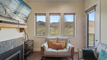 Smart TV, fireplace