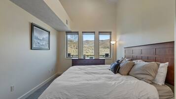 2 bedrooms, iron/ironing board, WiFi (free), bed sheets