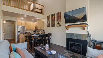 Smart TV, fireplace