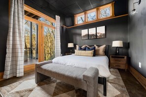 5 chambres, bureau, fer et planche à repasser, lit de bébé portatif