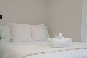 3 chambres, bureau, Wi-Fi gratuit, draps fournis