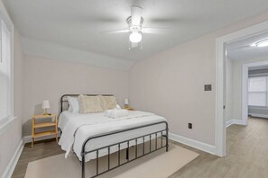 3 bedrooms, desk, free WiFi, bed sheets