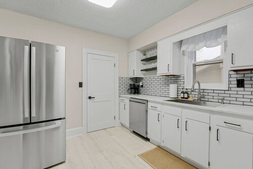 Walk to Walnut Beach, Dog-Friendly, Sleeps 6