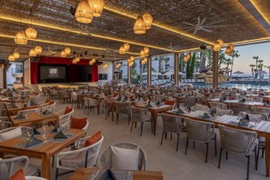 Dining - Oceanfront resort in world famous Cabo San Lucas, walking distance to the Marina (Cabo San Lucas)