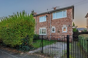 Exterior - Luxury 3-Bedroom Home | Close to City Centre & Etihad Stadium (Manchester)