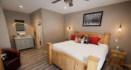 Riverfront Lodge in White Bird, ID – 1BR w/ Panoramic Views & Breakfast Unit 1