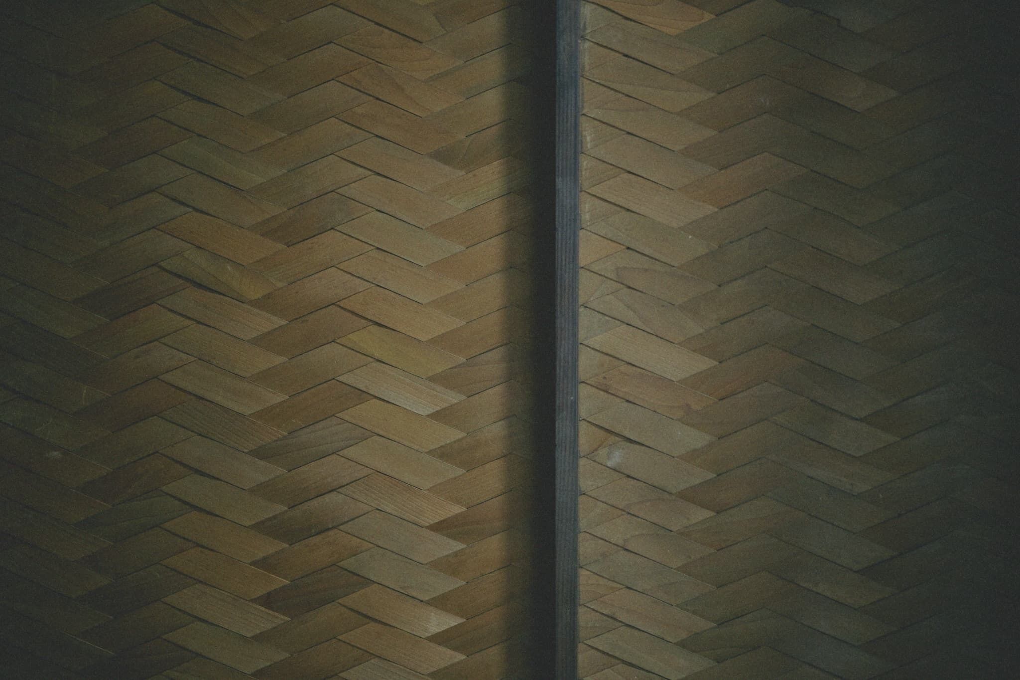 Un patrón de suelo de madera en diseño espiga.