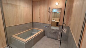Erillinen kylpyamme ja suihku, ilmaiset hygieniatuotteet