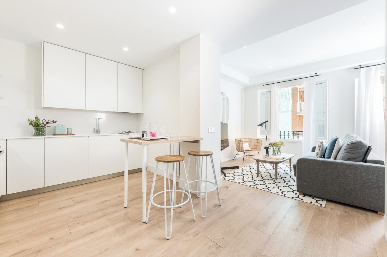 Een modern appartement met keuken, eetgedeelte en woonkamer.
