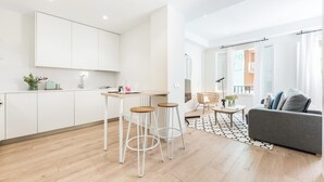 A modern apartment with a kitchen, dining area, and living room. - Doctor Castelo LXIV - Two Bedroom Apartment, Sleeps 3 (Madrid)