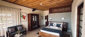 Oceanfront Family Bungalow 101 (2 beds per room)