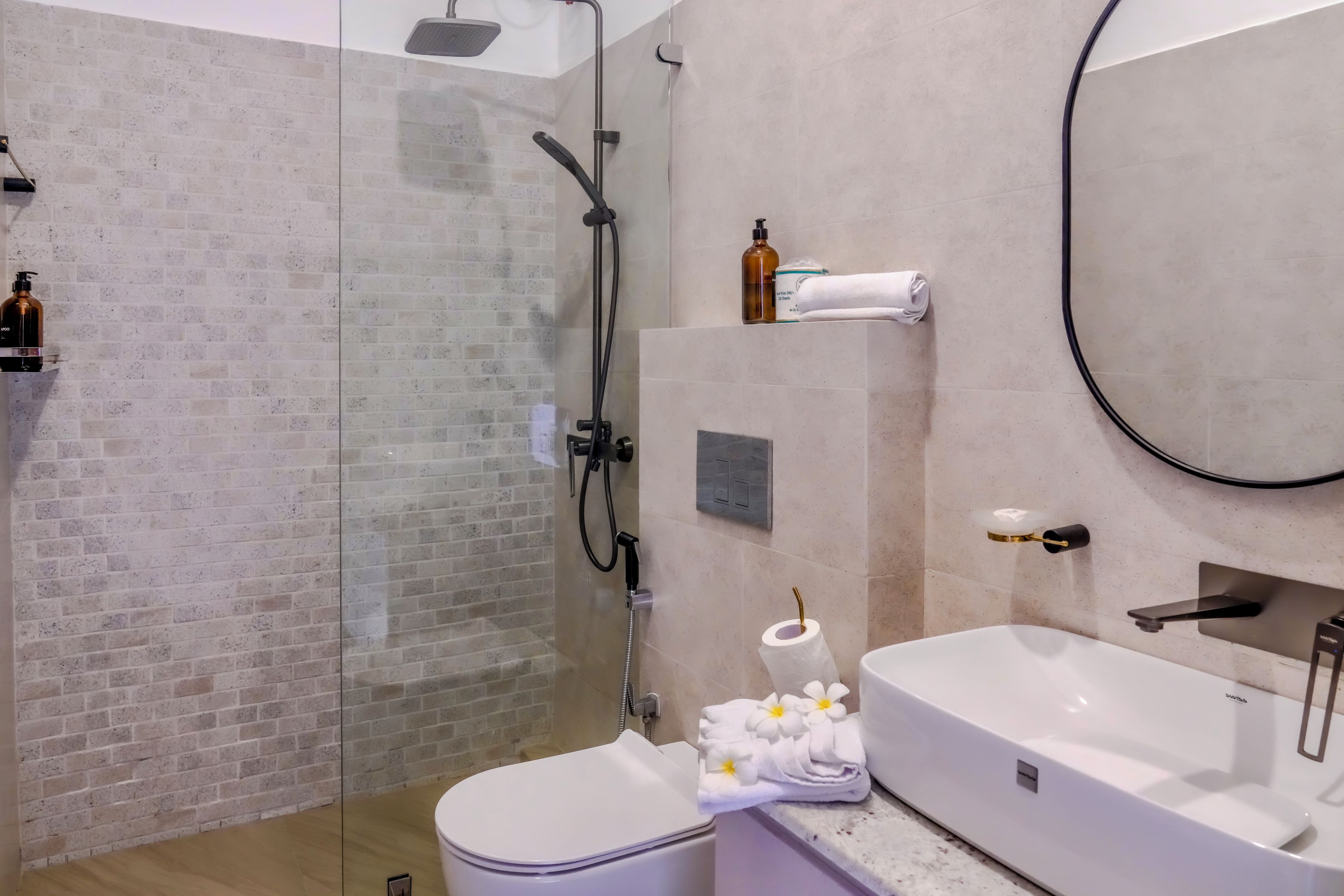 Estudio, balcón, vista a la ciudad | Baño