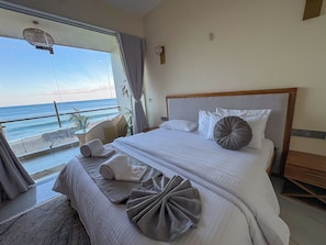 Studio, Balcony, Sea View | Peti besi dalam bilik, langsir/tirai gelap terus, kalis bunyi 