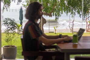 Outdoor dining - Mora Mila (Arugam Bay)