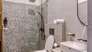 Estúdio, sacada, vista para a cidade | Banheiro
