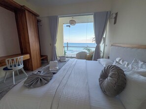 Studio, Balcony, Sea View | Peti besi dalam bilik, langsir/tirai gelap terus, kalis bunyi 