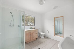 Hair dryer, towels - Wild Horse Cabin—Scenic Farm Escape Close to Surf (Middleton)
