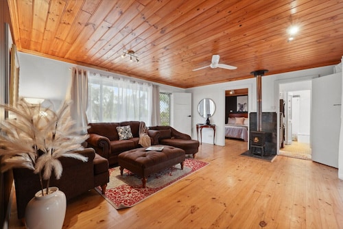 Wild Horse Cabin—Scenic Farm Escape Close to Surf