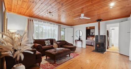 Wild Horse Cabin—Scenic Farm Escape Close to Surf