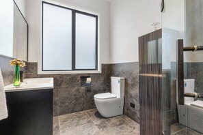 Shower, hair dryer, towels, soap - 7-Bedroom Lifestyle Home with Home Cinema (Runciman)