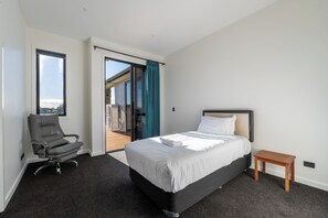 7 bedrooms, desk, free WiFi, bed sheets - 7-Bedroom Lifestyle Home with Home Cinema (Runciman)