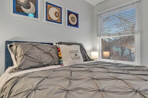3 bedrooms, desk, iron/ironing board, free WiFi - Walk to Restaurants. Peloton Bike. Backyard Firepit. (Ogunquit)