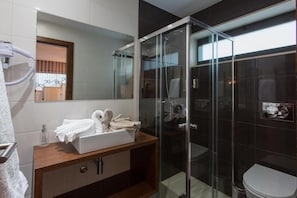 Deluxe suite, uitzicht op tuin | Badkamer