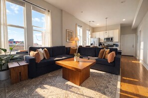 TV, books, offices - Penthouse with Private Rooftop and Skyline Views - Sleeps 6 (Chicago)