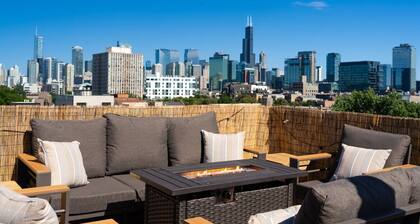 Penthouse and Private Rooftop with Skyline Views, Grill, and Fire Pit - Sleeps 6