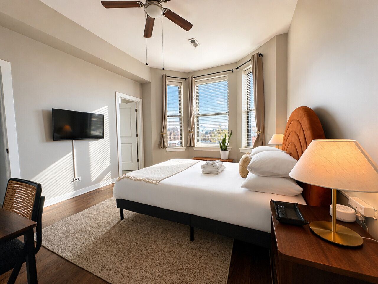 2 habitaciones, escritorio, tabla de planchar con plancha y wifi 